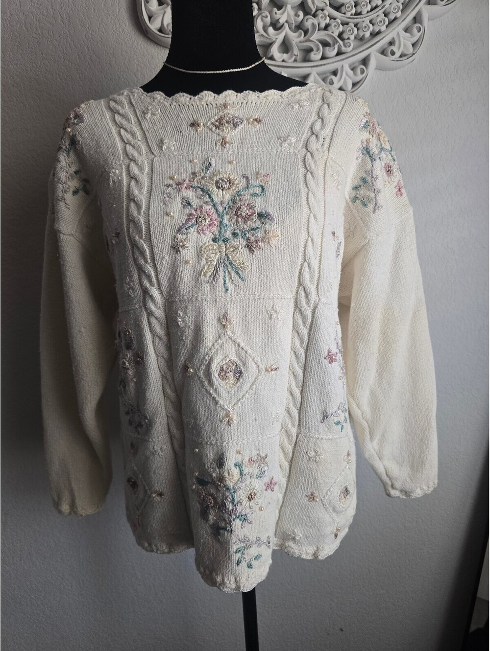 Vintage Embroidered Cream Knit Sweater with Floral and Pearl Details, Size M